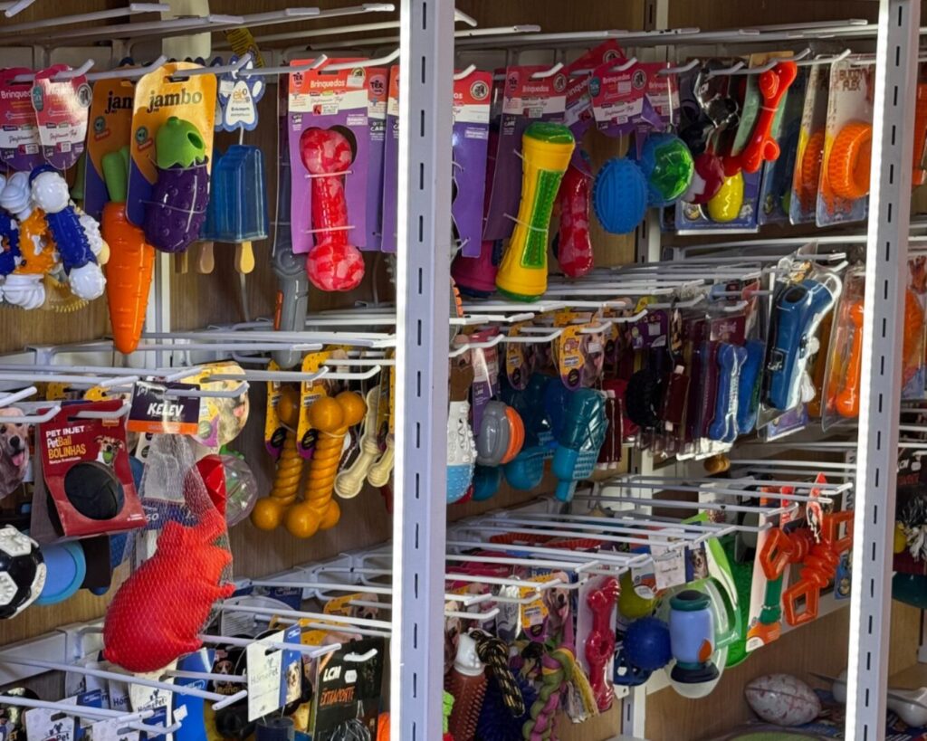 Brinquedos e acessórios para cães e gatos disponíveis na Villa Puppy Pet Shop, Shopping VillaLobos, São Paulo